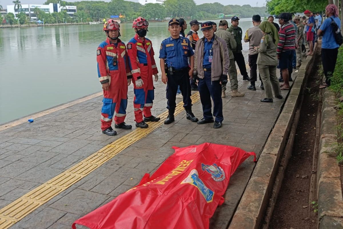 Gulkarmat Evakuasi Jasad Mengambang di Danau Sunter, Jakarta Utara